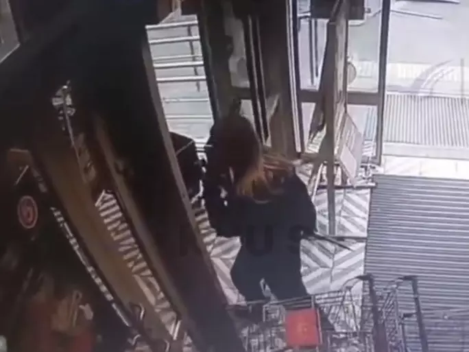В Шахтах женщина вооружившись ножом ворвалась в супермаркет