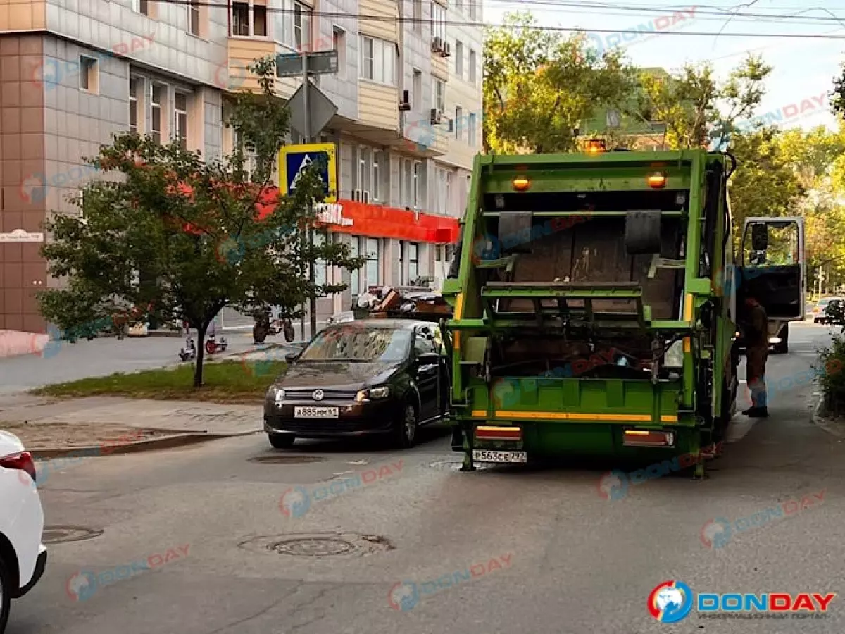 В центре Ростова мусоровоз провалился в дорожную яму