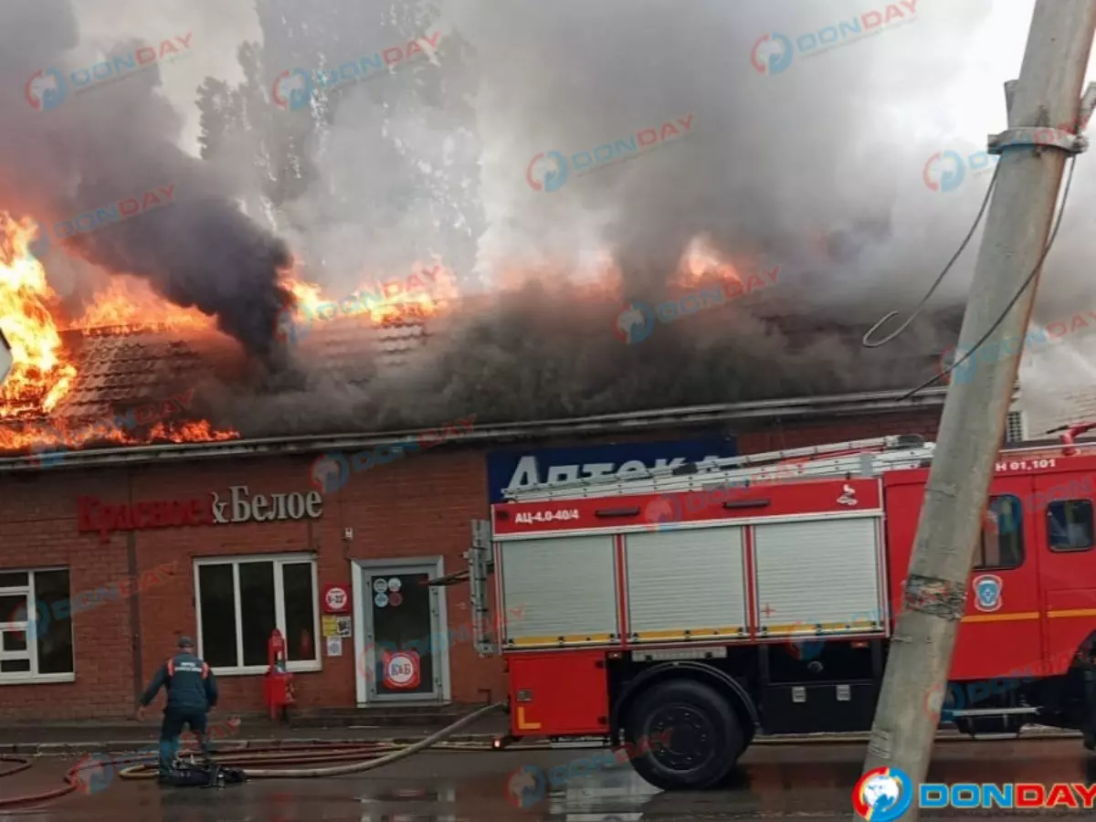 В Шахтах на огромной площади сгорели дотла магазины