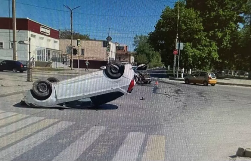 Водитель пострадал в ДТП с перевернувшимся автомобилем в Новочеркасске