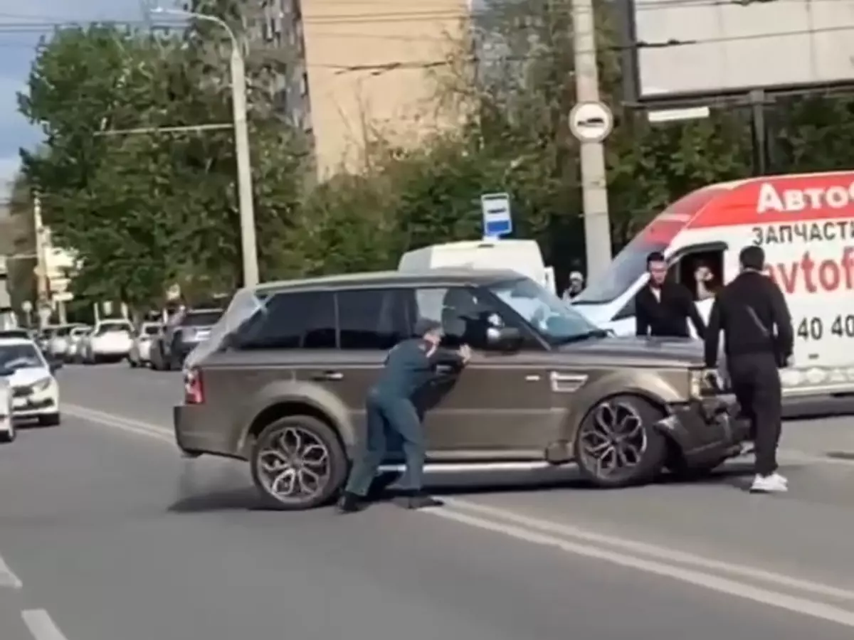 Легковушка протаранила семь автомобилей на проспекте Коммунистическом