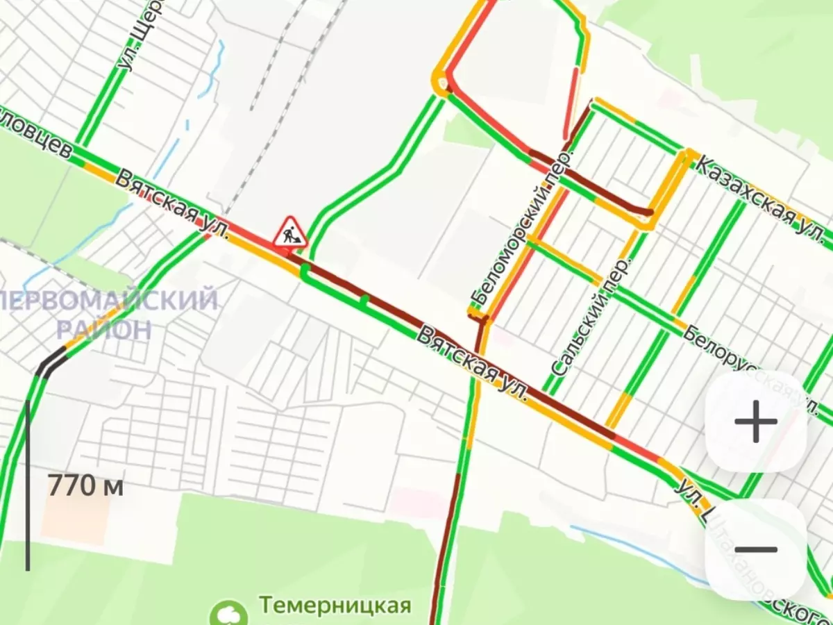 На улице Вятской образовалась пробка из-за прорыва канализации в Ростове