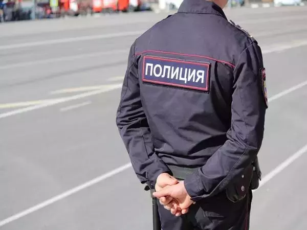 Двое жителей Ростовской области украли флаг РФ с фасада здания в Санкт-Петербурге