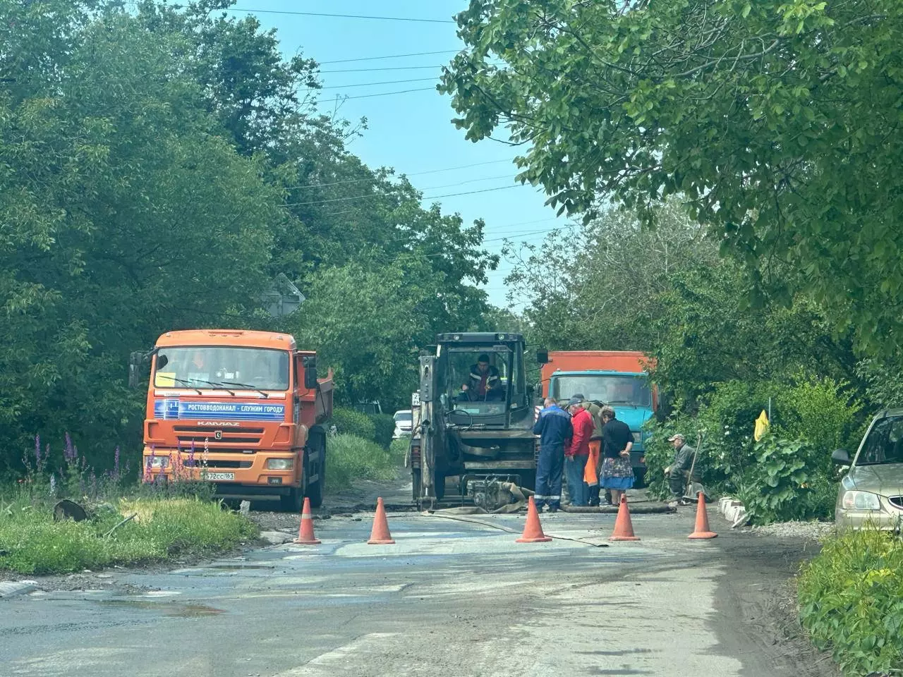 В Ростове на Западном оградили яму, куда провалилась легковушка