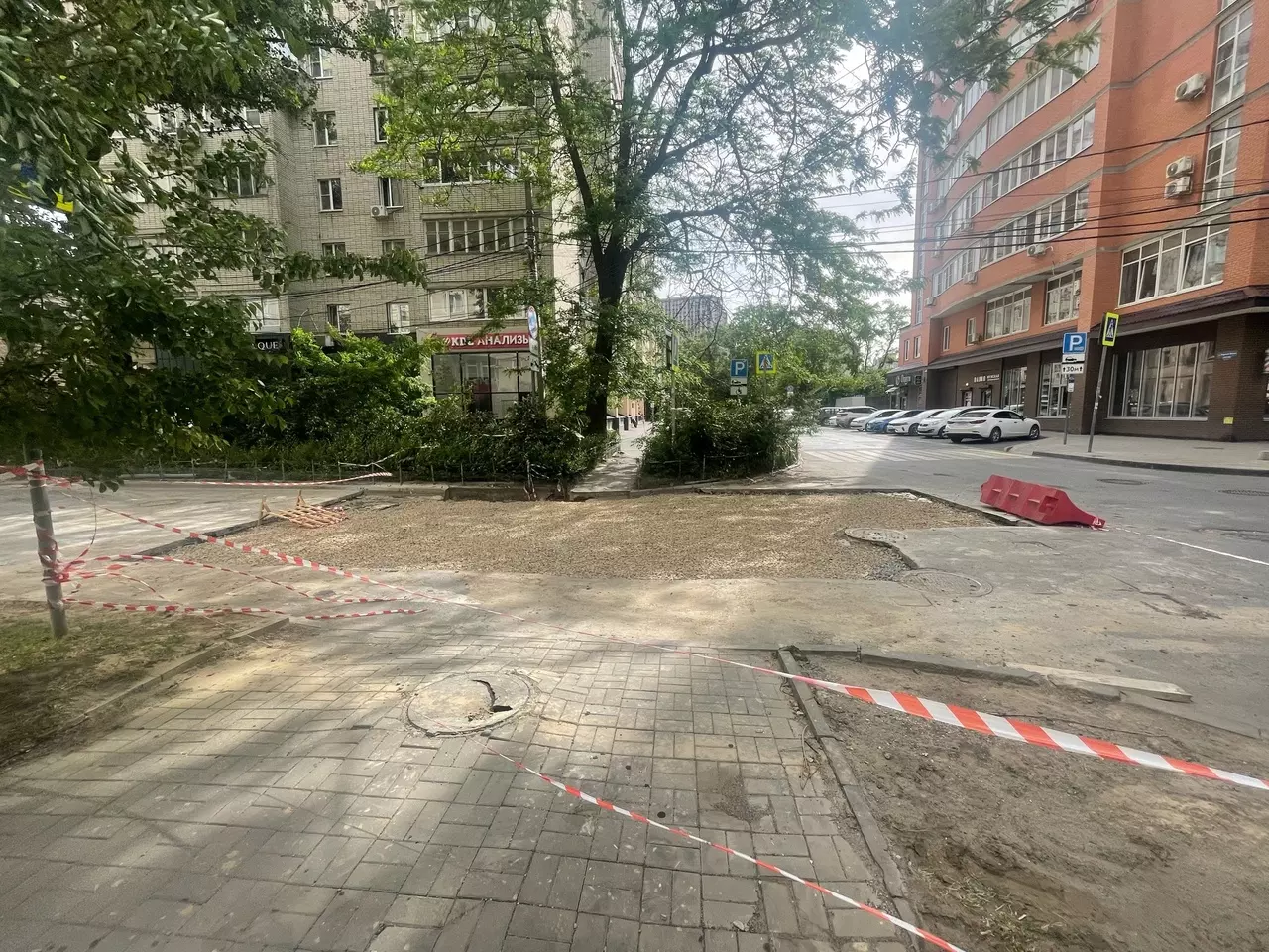 В Ростове на Журавлева засыпали огромную яму, куда провалился мусоровоз