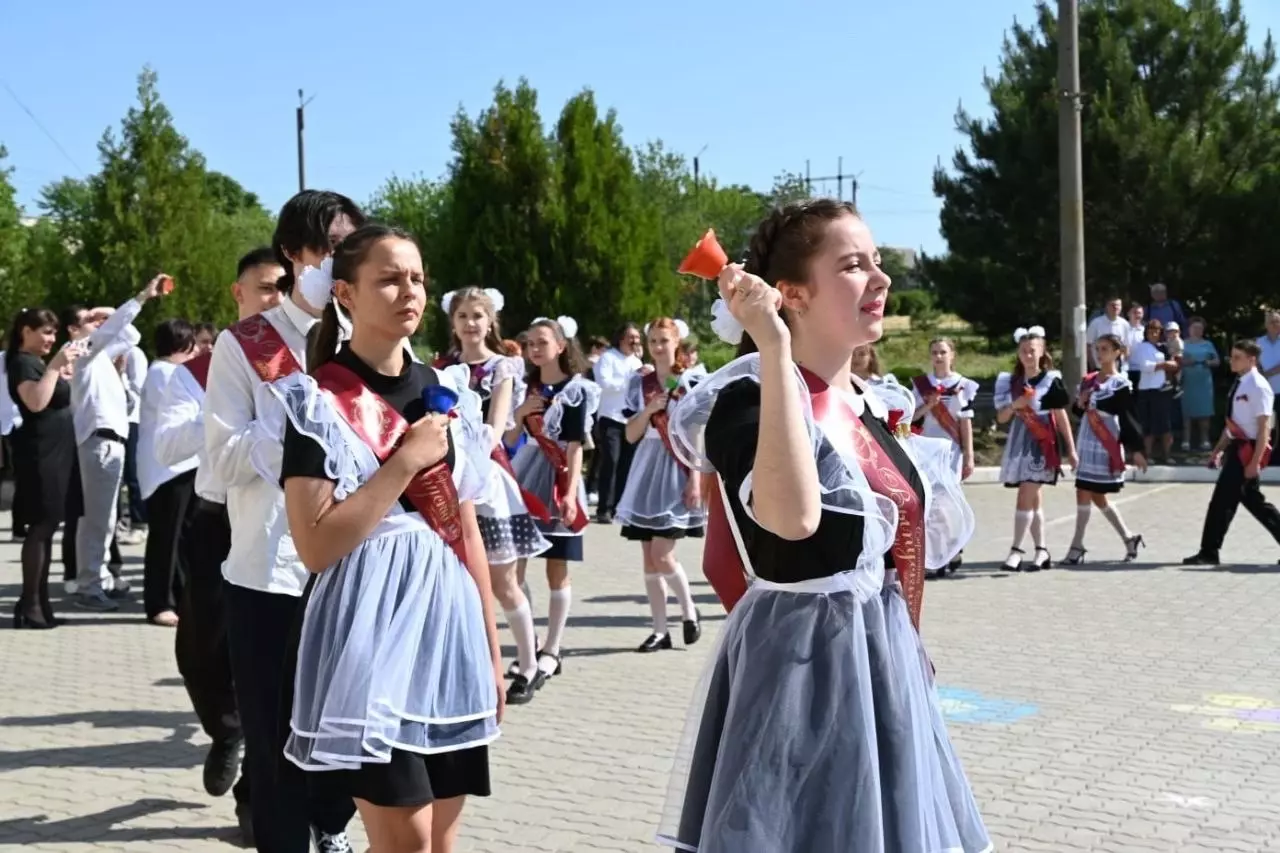 В Аксайском районе провели последний звонок на улице, не смотря на запрет 