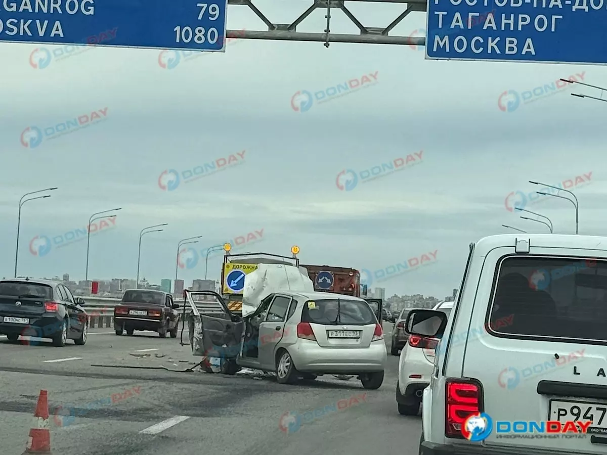 На выезде из Батайска легковушка врезалась в дорожную технику