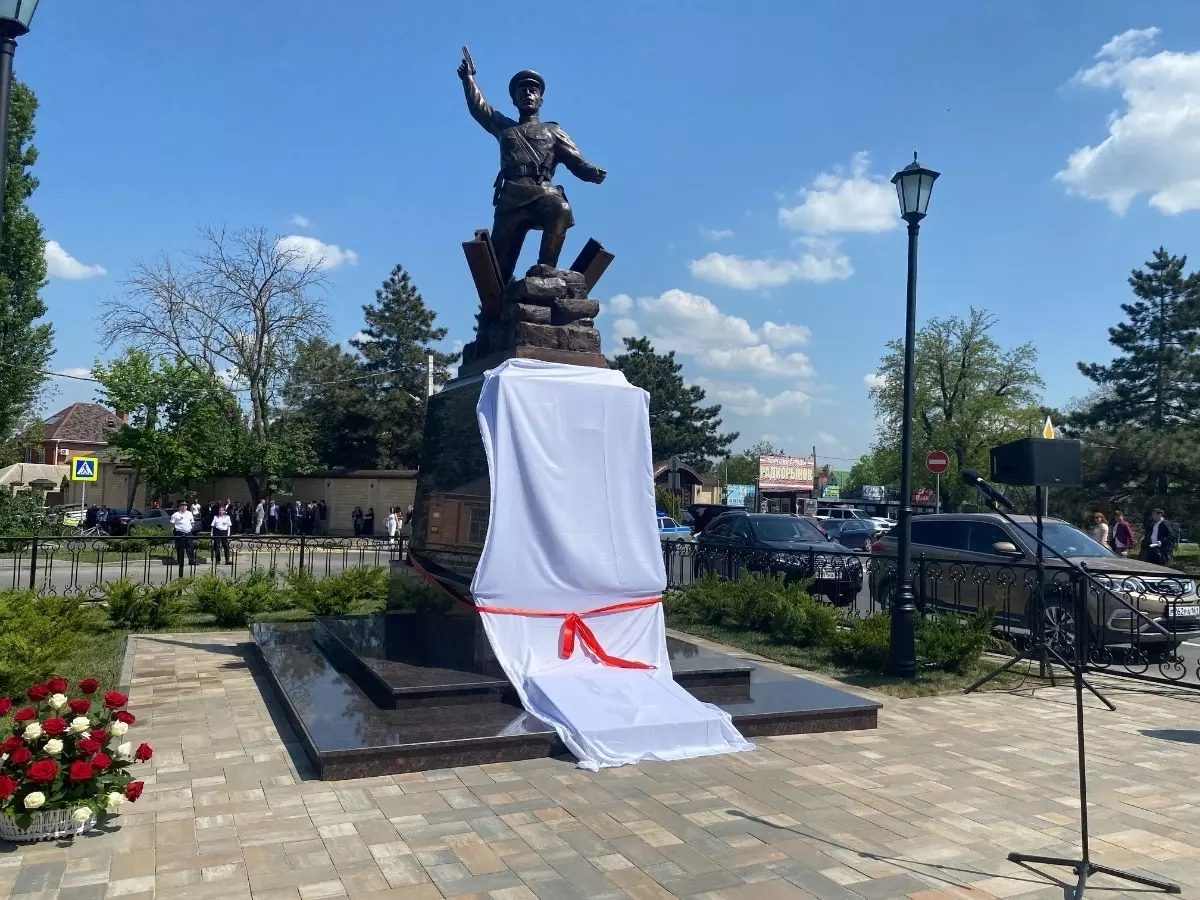 В Ростове открыли памятник герою Совесткого союза Гукасу Мадояну