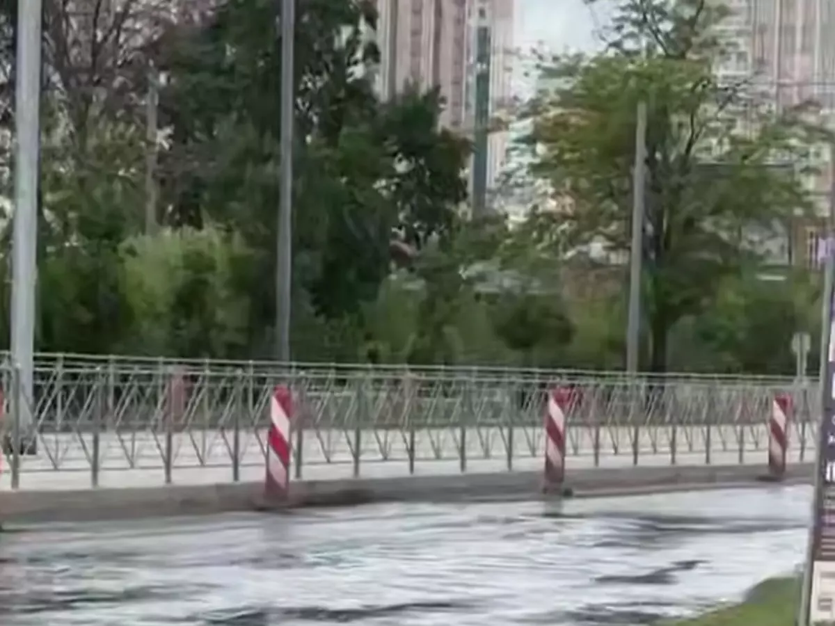В Ростове улицу Еременко затопило из-за прорыва