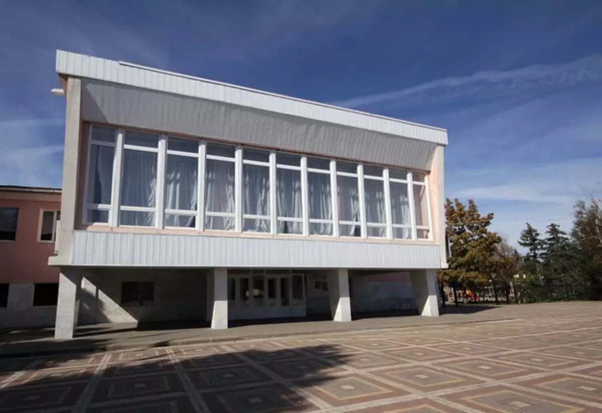 Дом культуры получил повреждения в результате атаки БПЛА в Целине