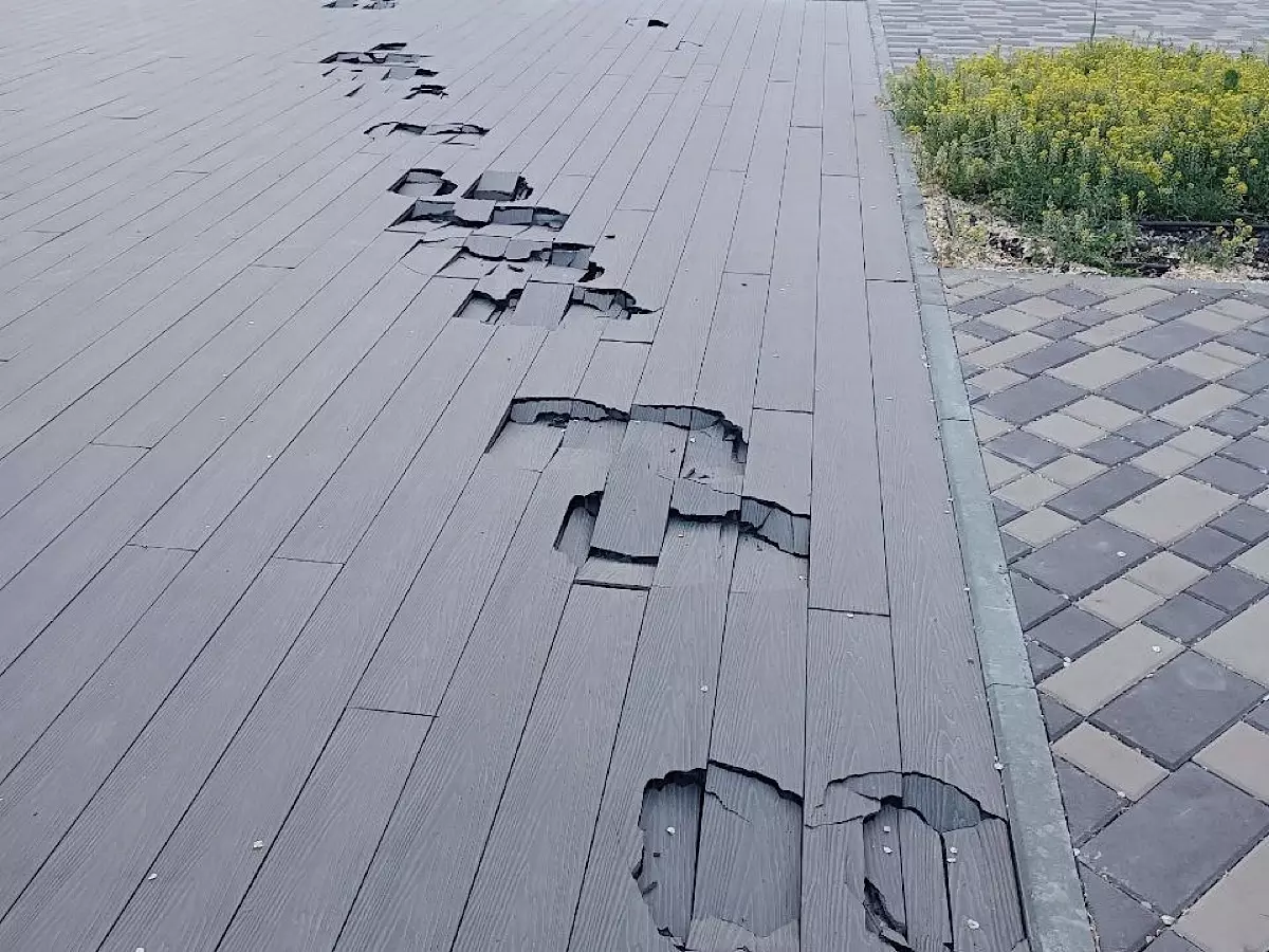 В Белой Калитве спустя неделю после открытия парка Маяковского повредили террасу