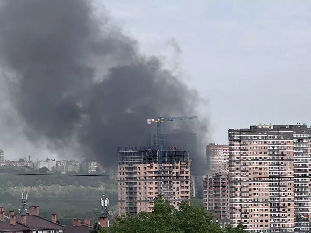 В Ростове крупный пожар охватил складские помещения на Штахановского