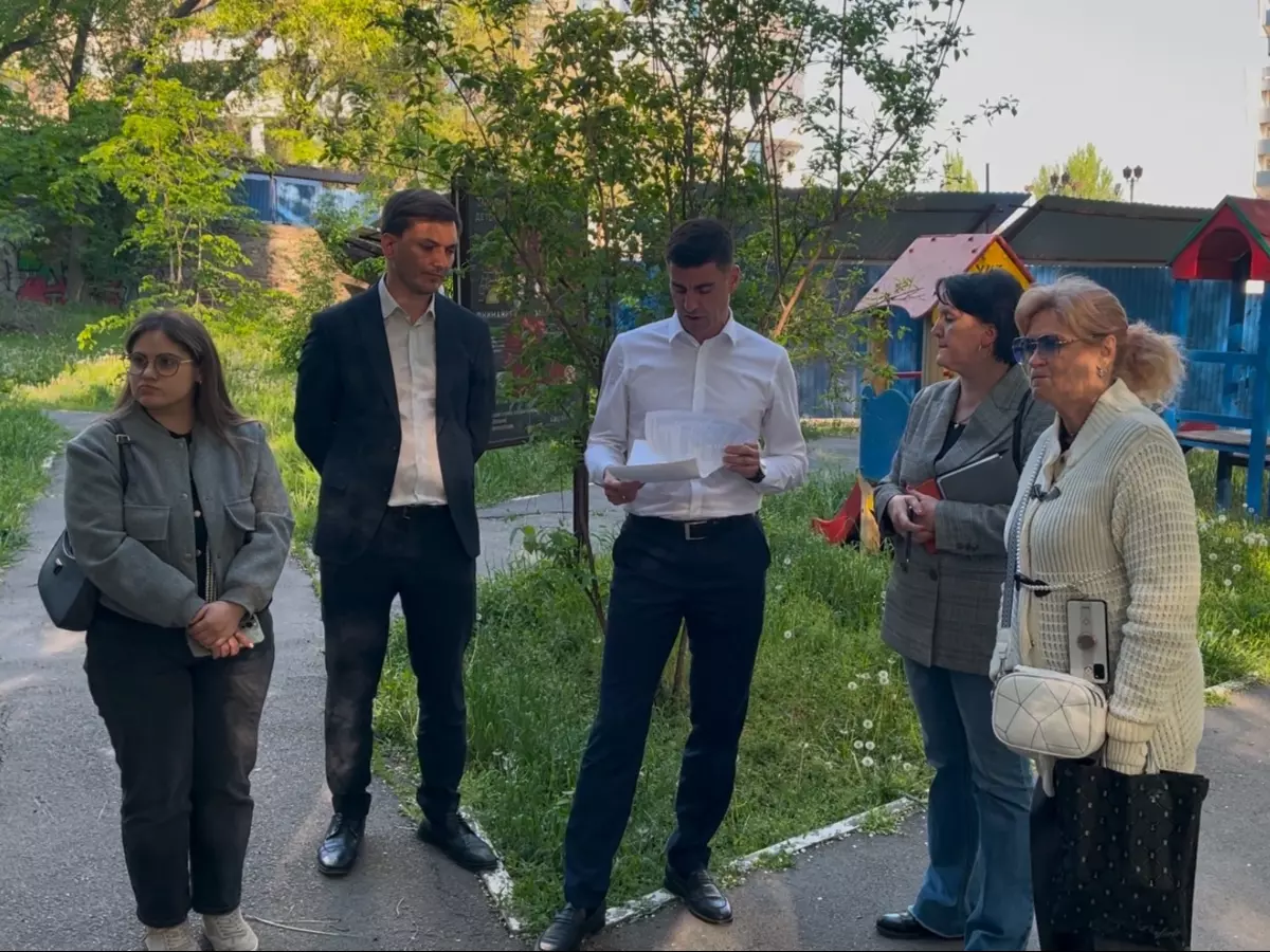 Представитель бизнес-центра на Береговой встретился с жильцами за пределами суда