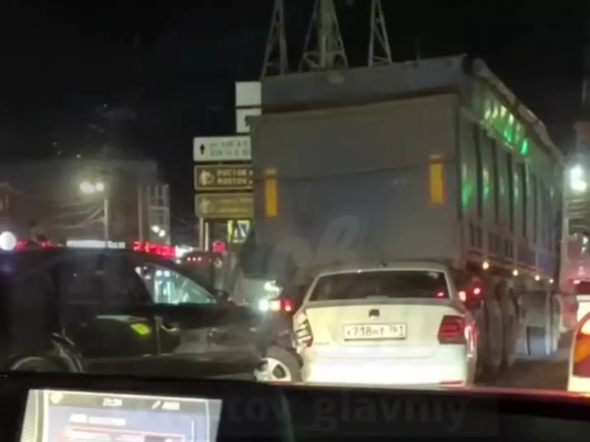 В Ростове две легковушки врезались в фуру на проспекте Стачки