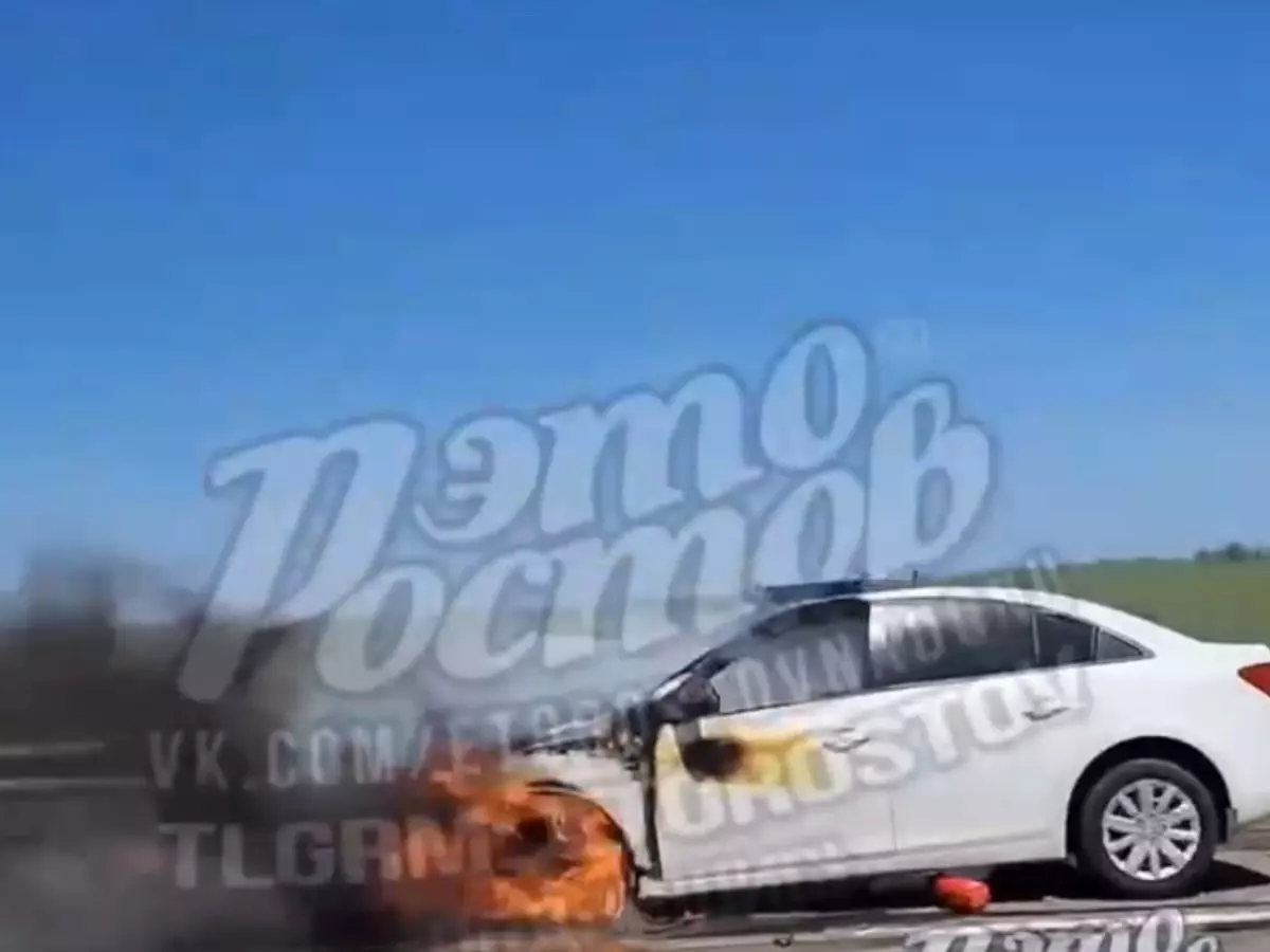 В Ростовской области на трассе загорелась легковушка