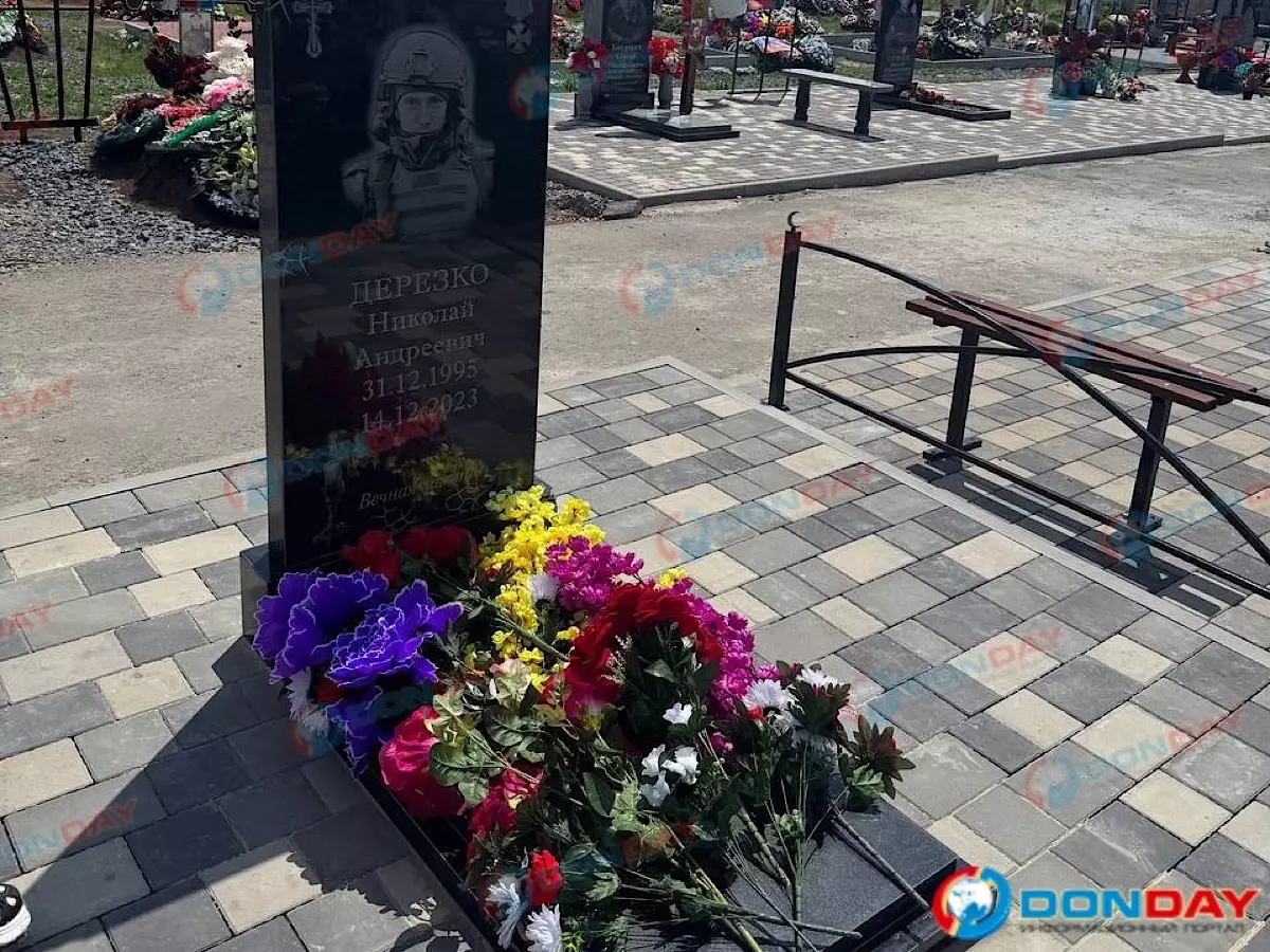 Поваленный вандалами памятник бойцу СВО в Новошахтинске восстановили