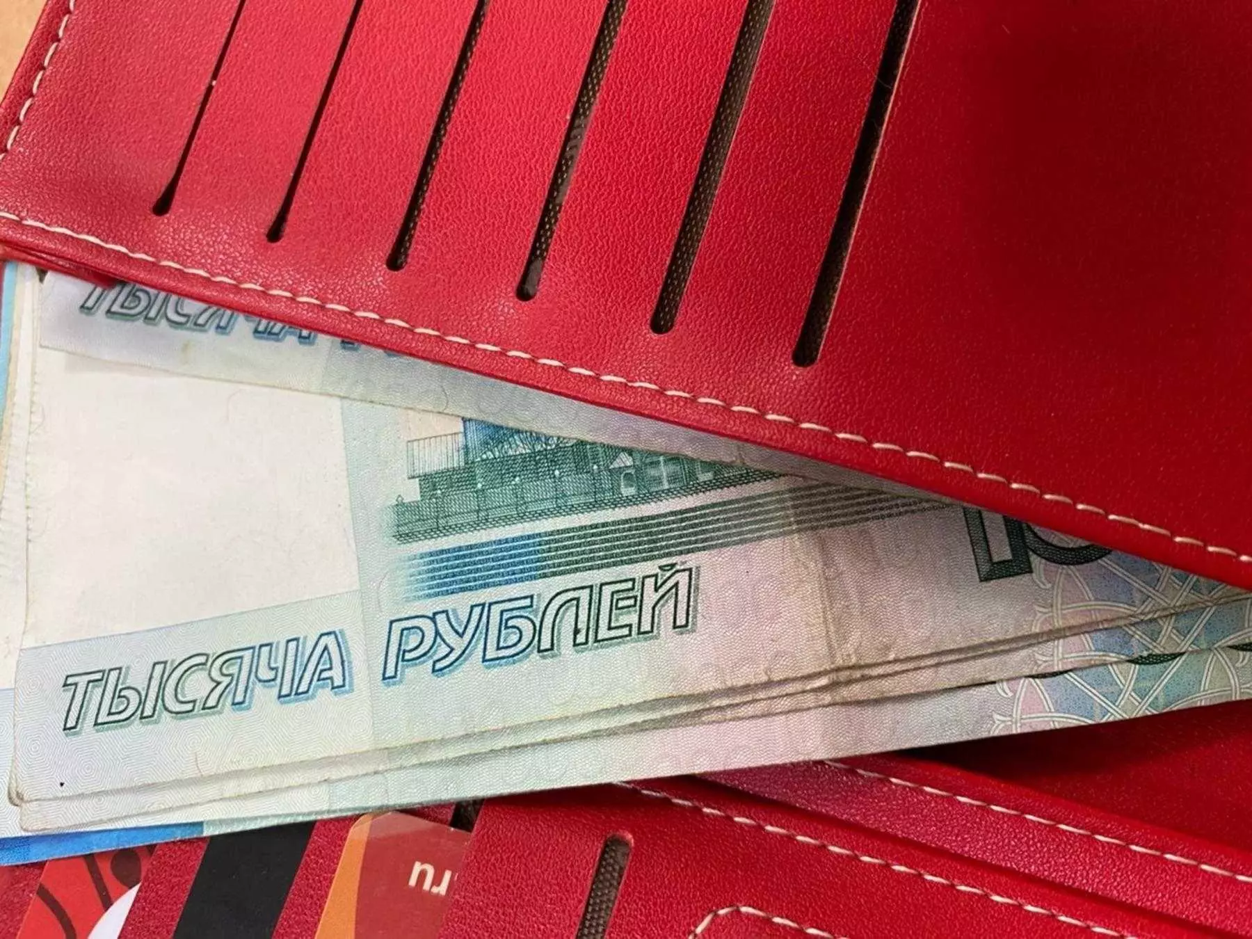 В Новошахтинске пенсионерка отдала мошенникам около миллиона рублей