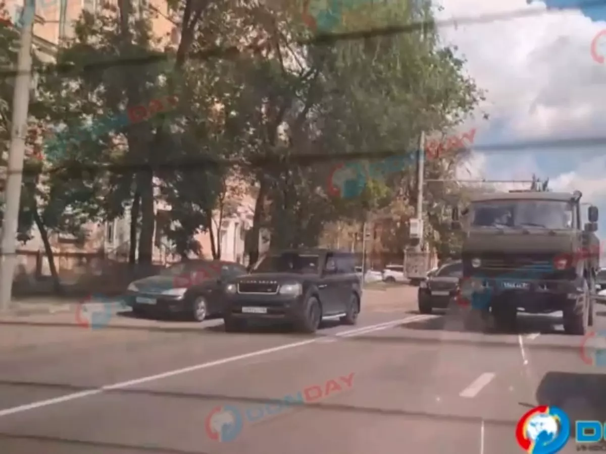 На Нагибина в Ростове образовалась пробка из-за остановившегося КамАЗа