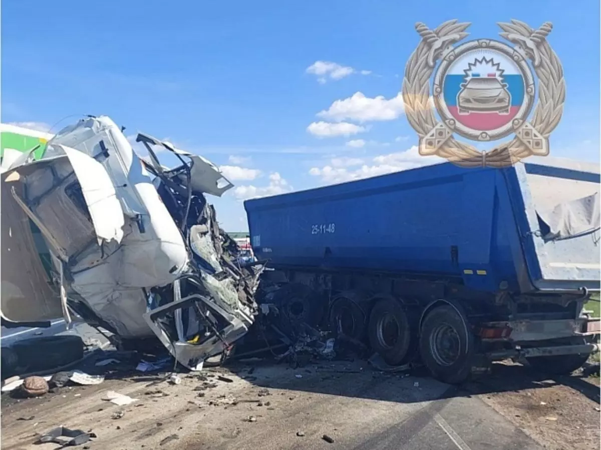 Двое мужчин погибли и один пострадал в массовом ДТП под Саратовом