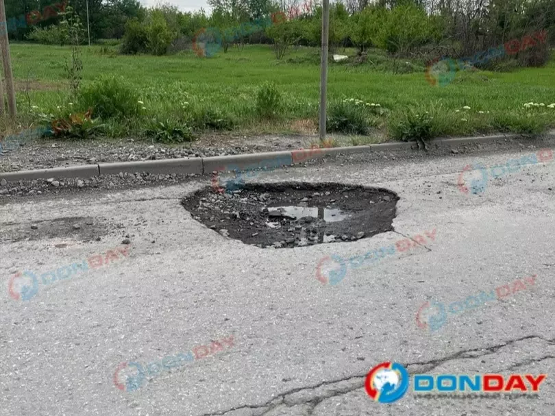 Жители Ростовской области жалуются на разбитые дороги