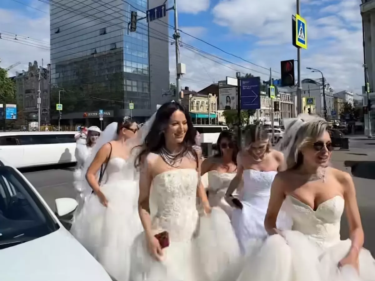 Жительницы Ростова устроили яркий парад невест в центре города