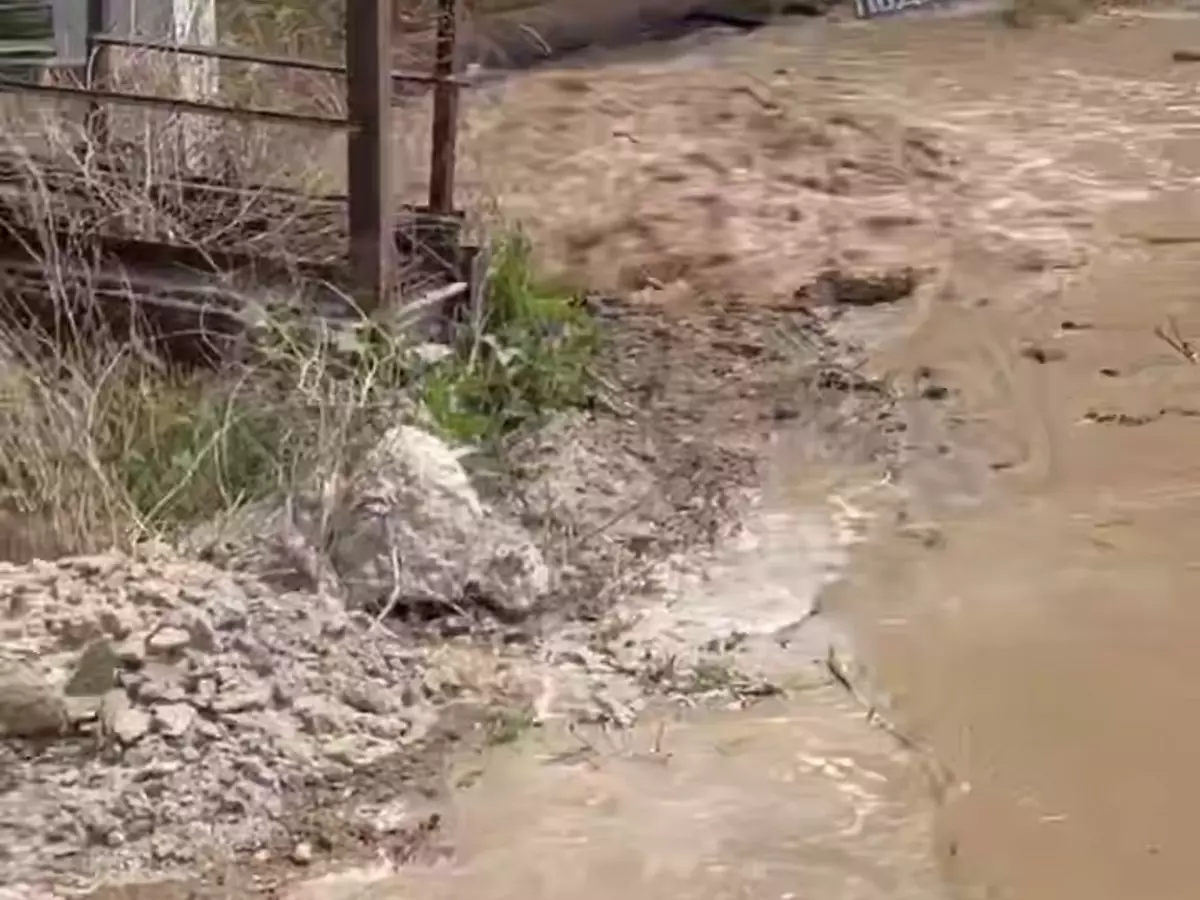 В Ростове улицу Пескова заливает горячей водой из-за прорыва