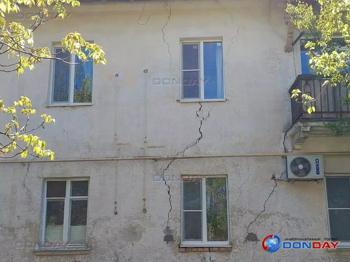 В Волгодонске многоквартирный дом разрушается на глазах местных жителей