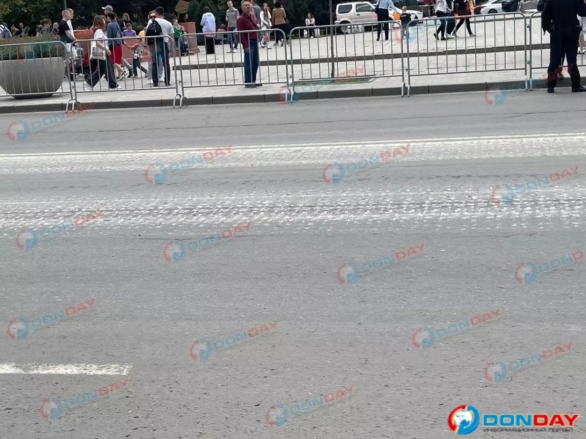 В Ростове заметили разбитый асфальт после парада Победы