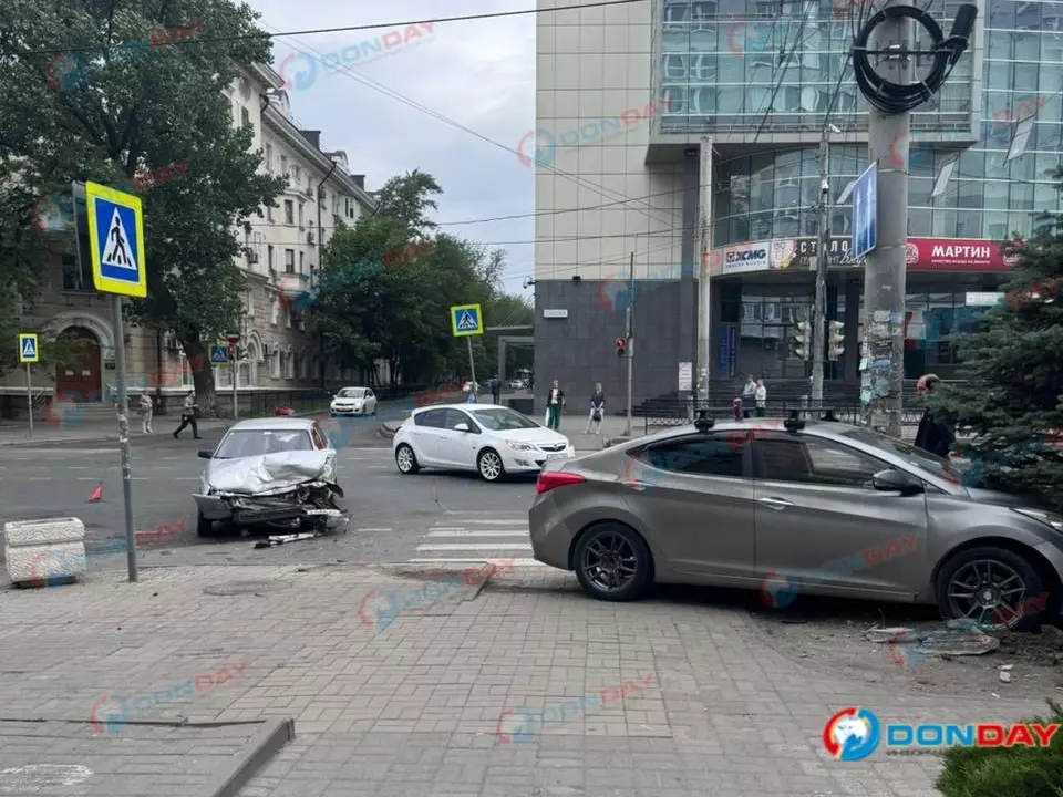 После ДТП в центре Ростова водителя легковушки увезли на «скорой»