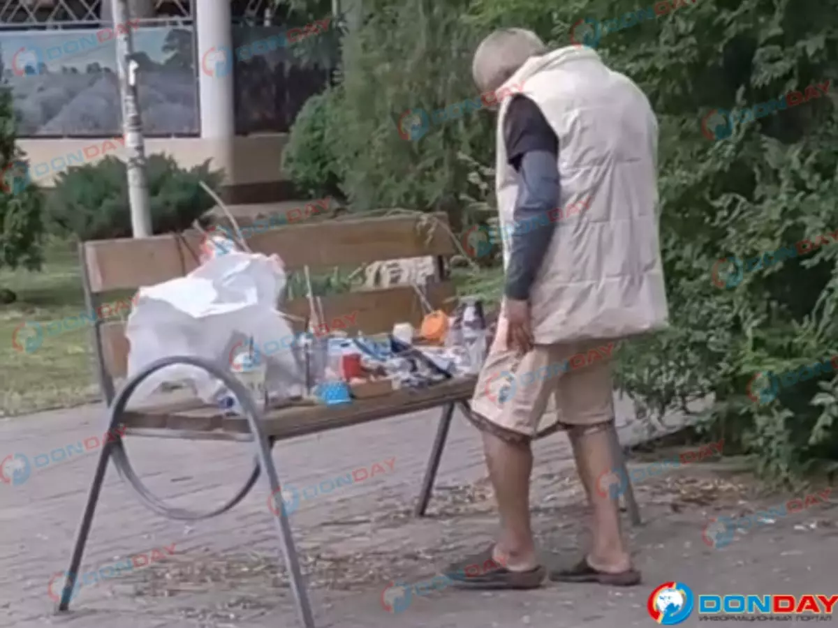 Пенсионер выстраивает «композиции» из мусора в парке Батайска