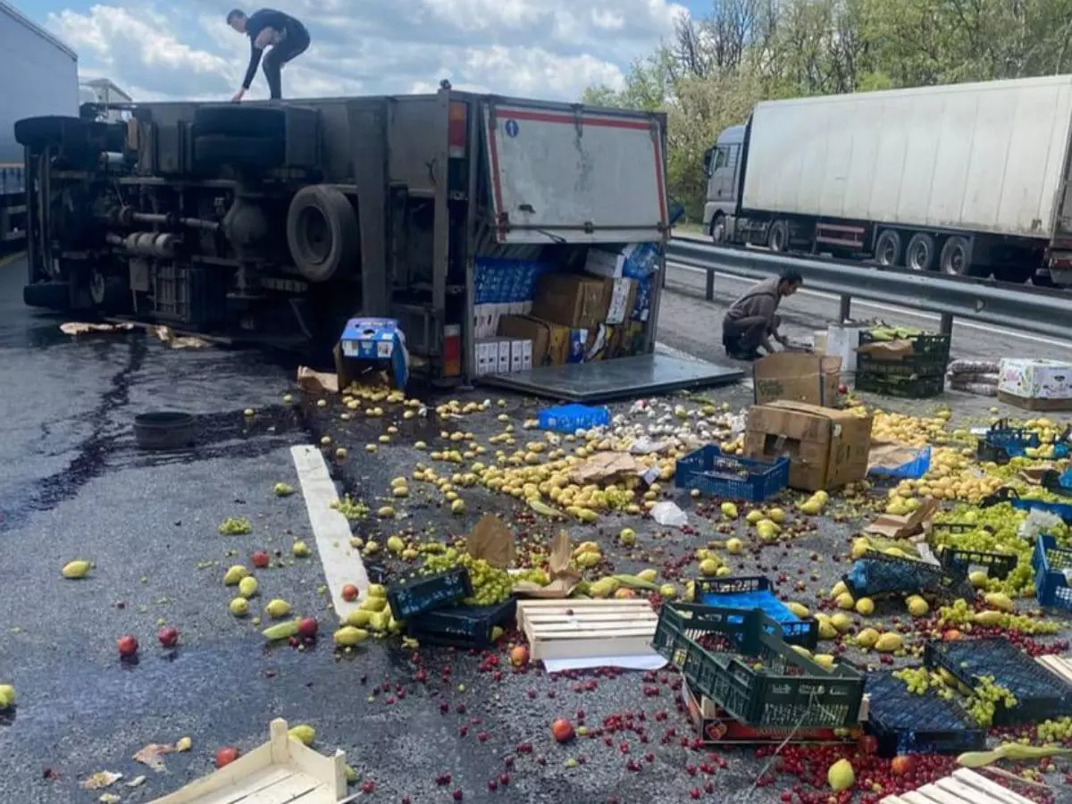 Фура с фруктами перевернулась на трассе в Ростовской области