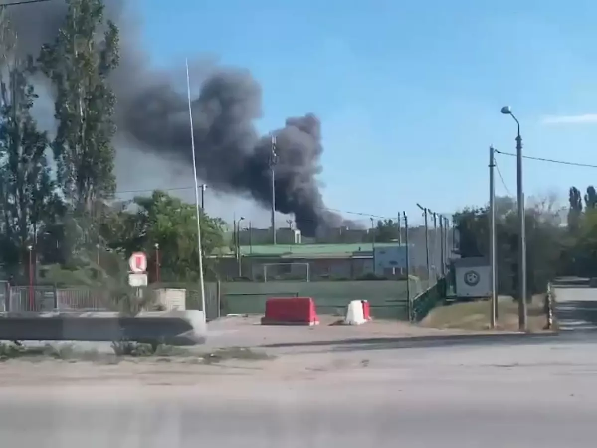 В Каменске-Шахтинском горит кровля складского помещения