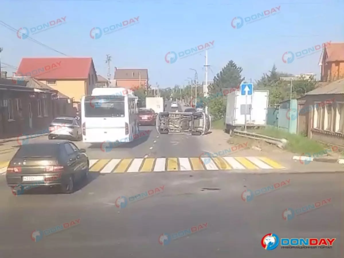 В Батайске легковушка перевернулась на бок после ДТП