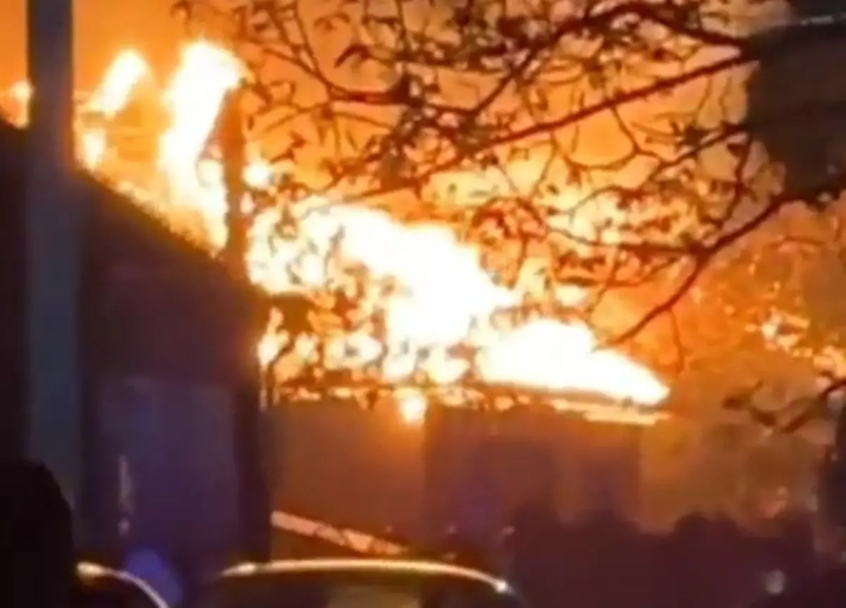 Появилось новое видео с горящим домом после атаки БПЛА в Ростовской области