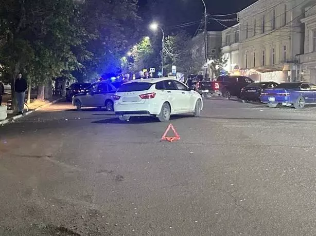 В Таганроге после ДТП автомобиль протаранил бетонный мусорный бак