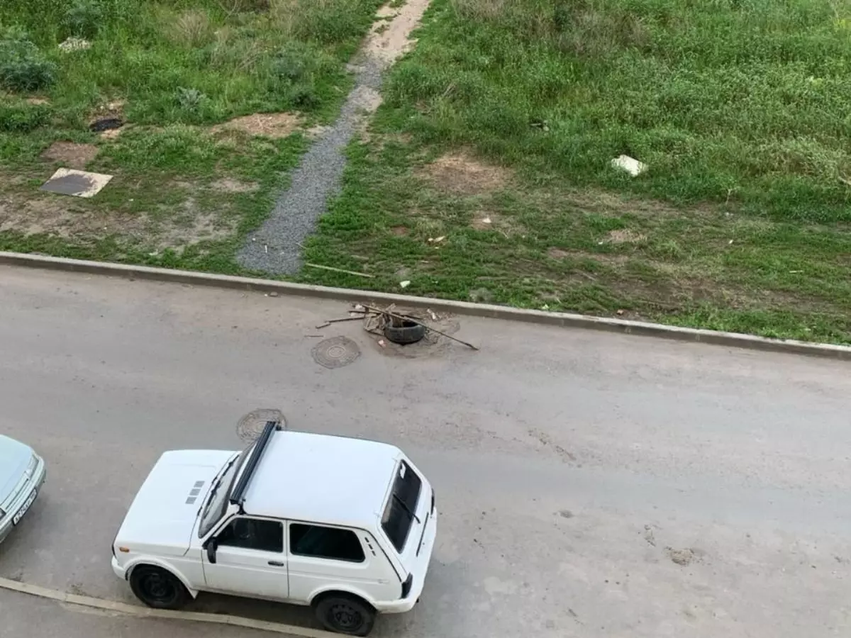В Ростове жители Суворовского жалуются на открытые люки во дворах