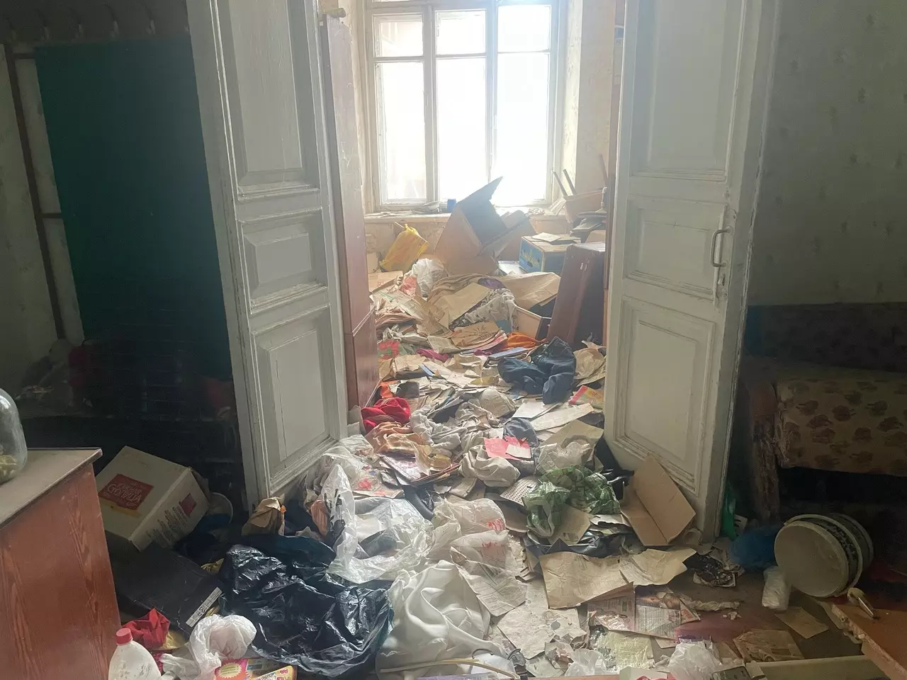 Завален хламом и трещит по швам: как выглядит доходный дом Рувинского в Ростове 