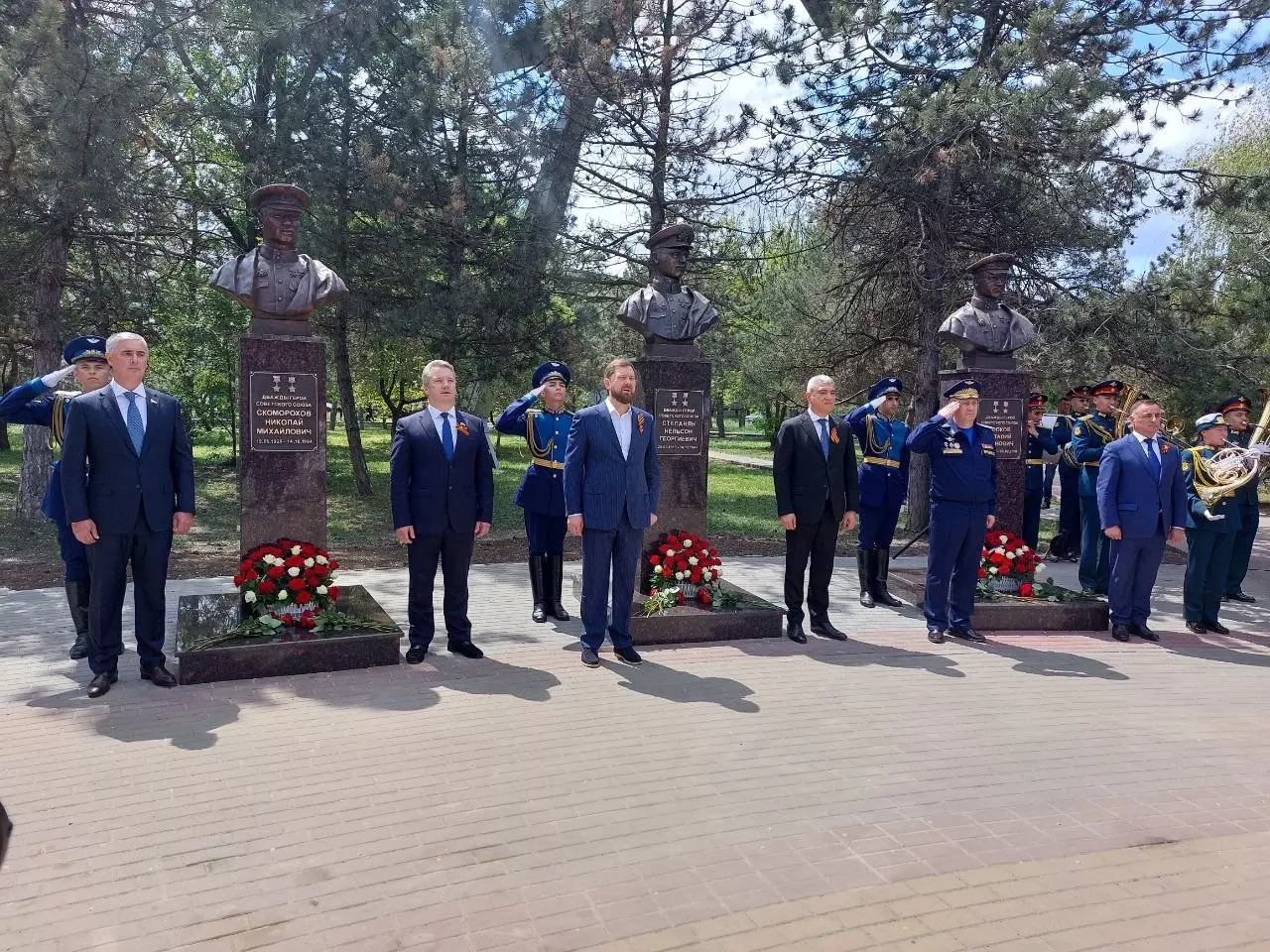 В Батайске открыли бюсты трех легендарных летчиков Великой Отечественной войны