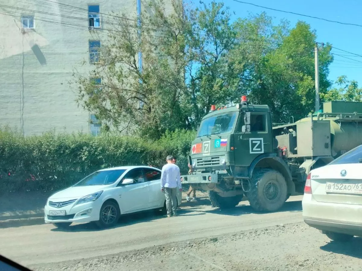 В Ростове из-за аварии с военной фурой собралась пробка