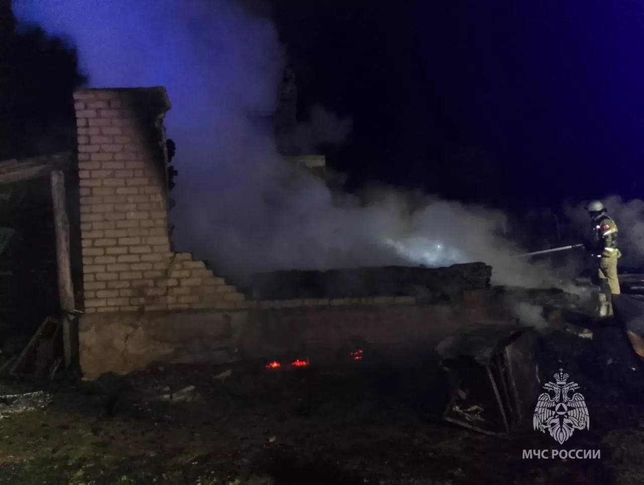 В Ростовской области при пожаре в частном доме один мужчина погиб и еще один пострадал