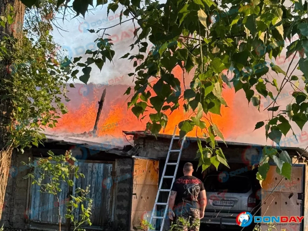 В Гуково горят гаражи и сарай