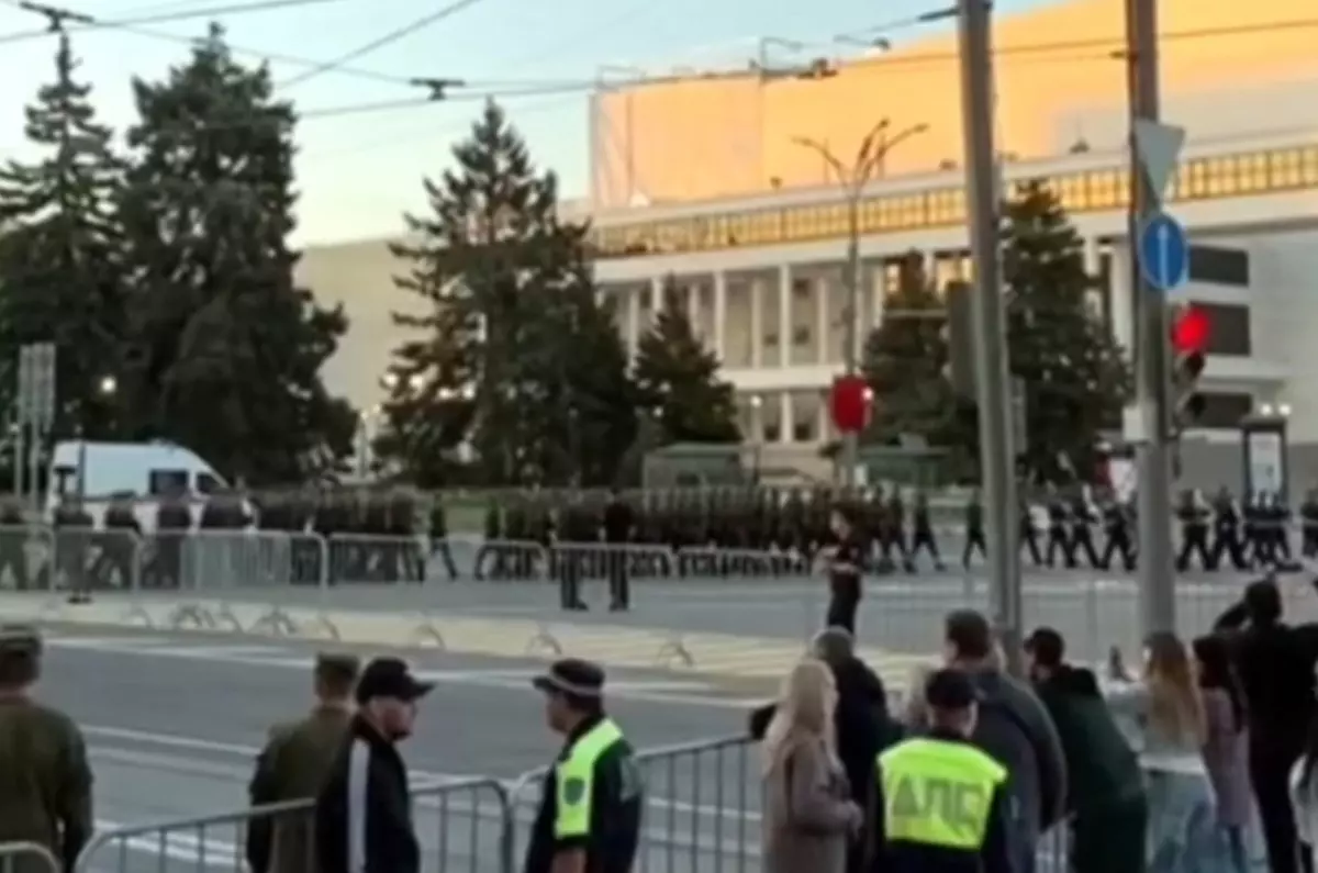 Ростовчане сняли репетицию парада Победы на Театральной площади