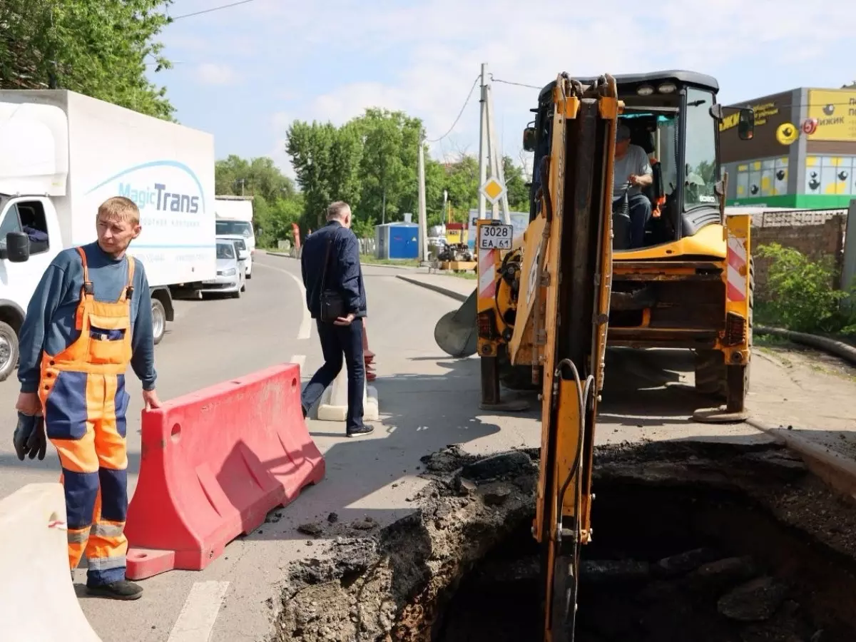 В Ростове на Орской после очистки коллектора обрушился трубопровод