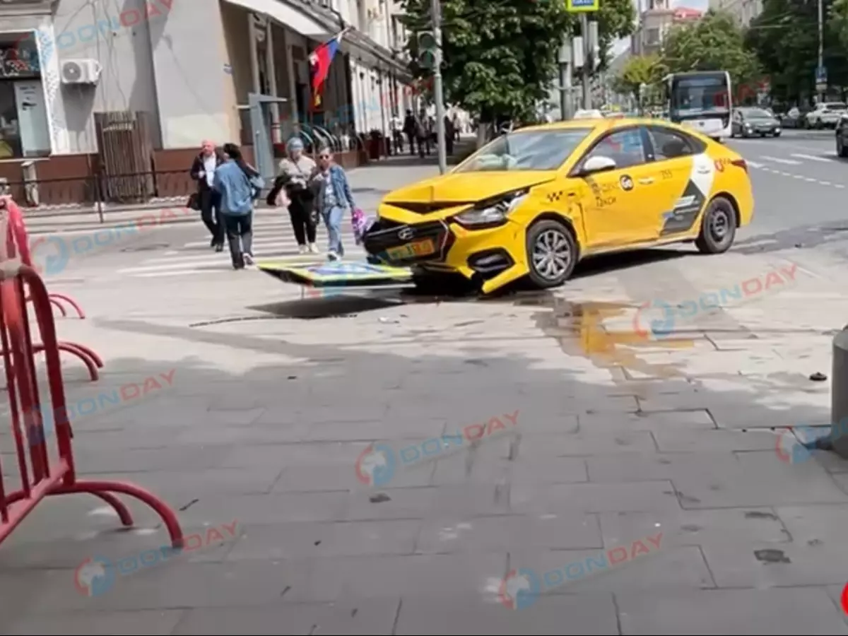 В Ростове такси врезалось в пешеходный знак около здания ФСБ