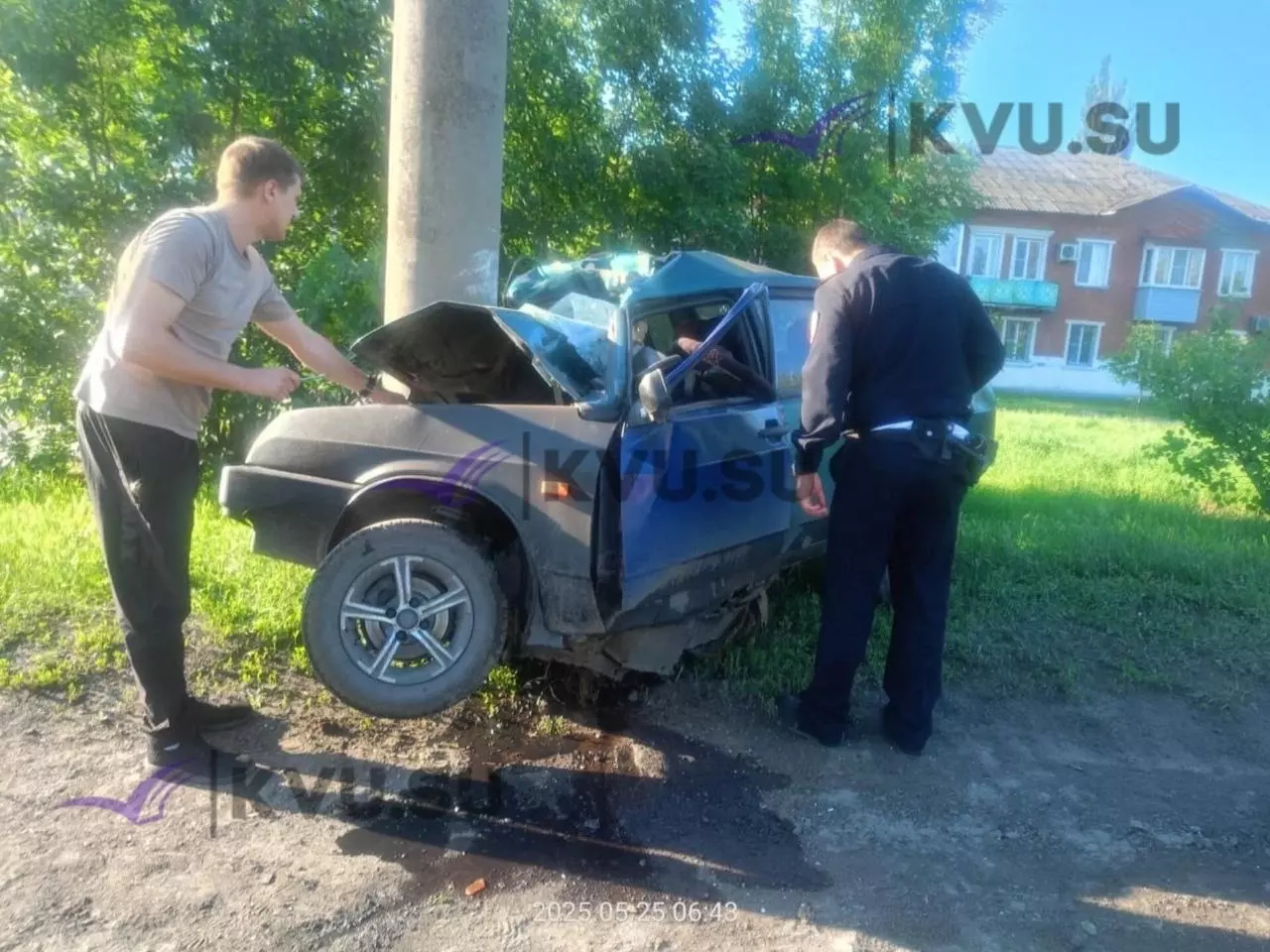 В Шахтах легковушка врезалась в столб