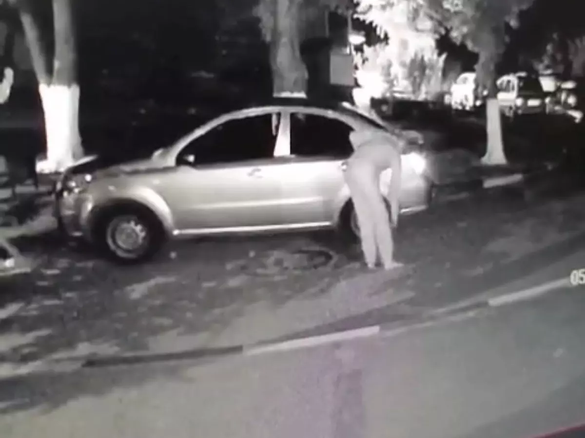 В Азове неизвестный порезал шины более чем на десяти автомобилях