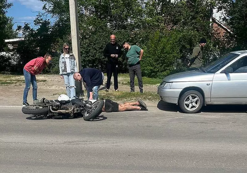 В Волгодонске легковой автомобиль сбил парня на мотоцикле