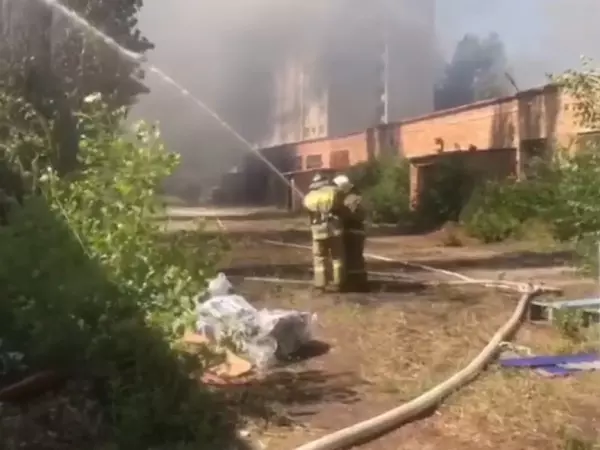 Спасатели потушили крупный пожар на складе в Каменске-Шахтинском