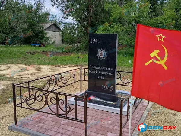 Власти Морозовского района успели установить новую стелу к 9 Мая в поселке Разлатном