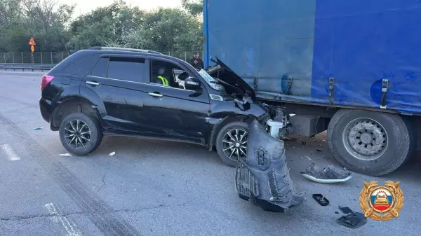 Пьяный водитель легковушки пострадал, врезавшись в грузовик в Ростовской области